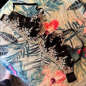 Elegant Black and Cream Lace Bra Wacoal 34DDD